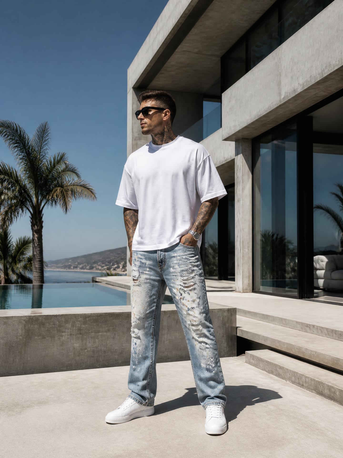 LARÉ Model in Paint Destroy Denim vor einer Betonvilla am Pool